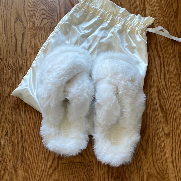 NEW NEVER WORN Apparis Biba Faux Fur Slippers in White (Size 8) - Picture 3 of 3